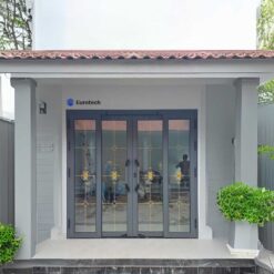 Cửa Trượt Quay Eurotech Hoàng Gia – Hệ Nẹp Rời 8.0 Màu Ghi Xám Kính Hộp Nan Đồng Phiên bản Premium 2025