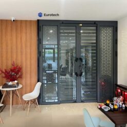 Cua Ttruot Quay Vip 68 Kết Hợp Tấm Kính Trang Trí Cnc01