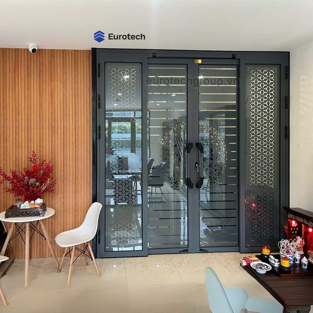 Cua Ttruot Quay Vip 68 Kết Hợp Tấm Kính Trang Trí Cnc01